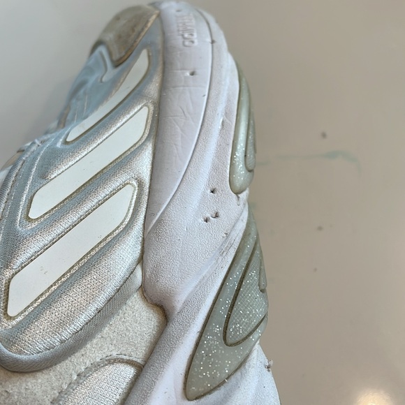 Adidas size 7  white and cream suede. Ozelia - Picture 6 of 6